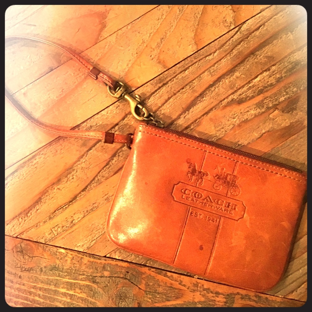 coach. natural leather wristlet. 4x6”